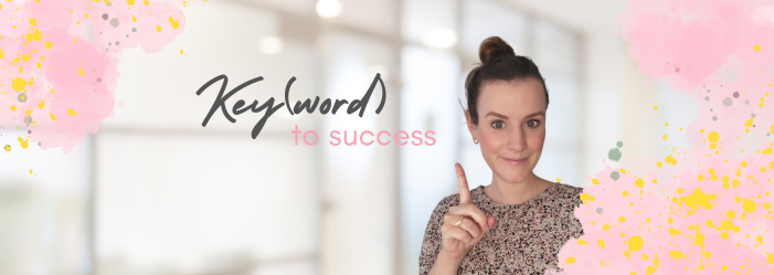Brünette Frau deutet mit Zeigefinger auf Schriftzug Key(word) to success
