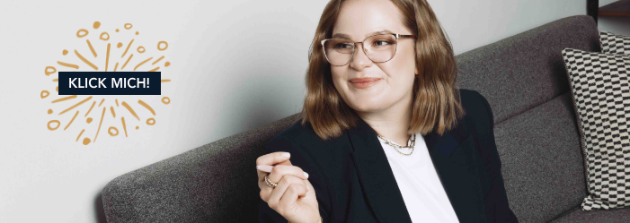 Blonde Frau sitzt auf Couch und deutet auf Button