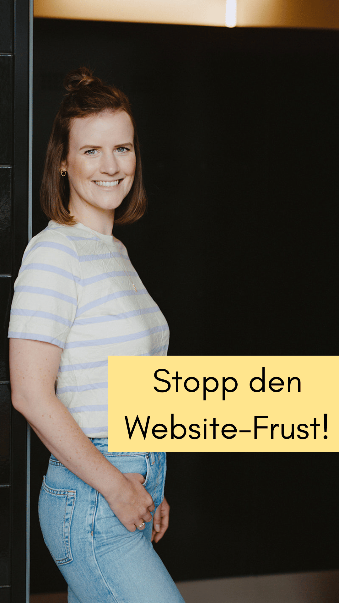 Stopp den Website-Frust! Brünette Frau mit lila gelb gestreiftem T-Shirt lehnt am Türrahmen und lächelt in die Kamera.