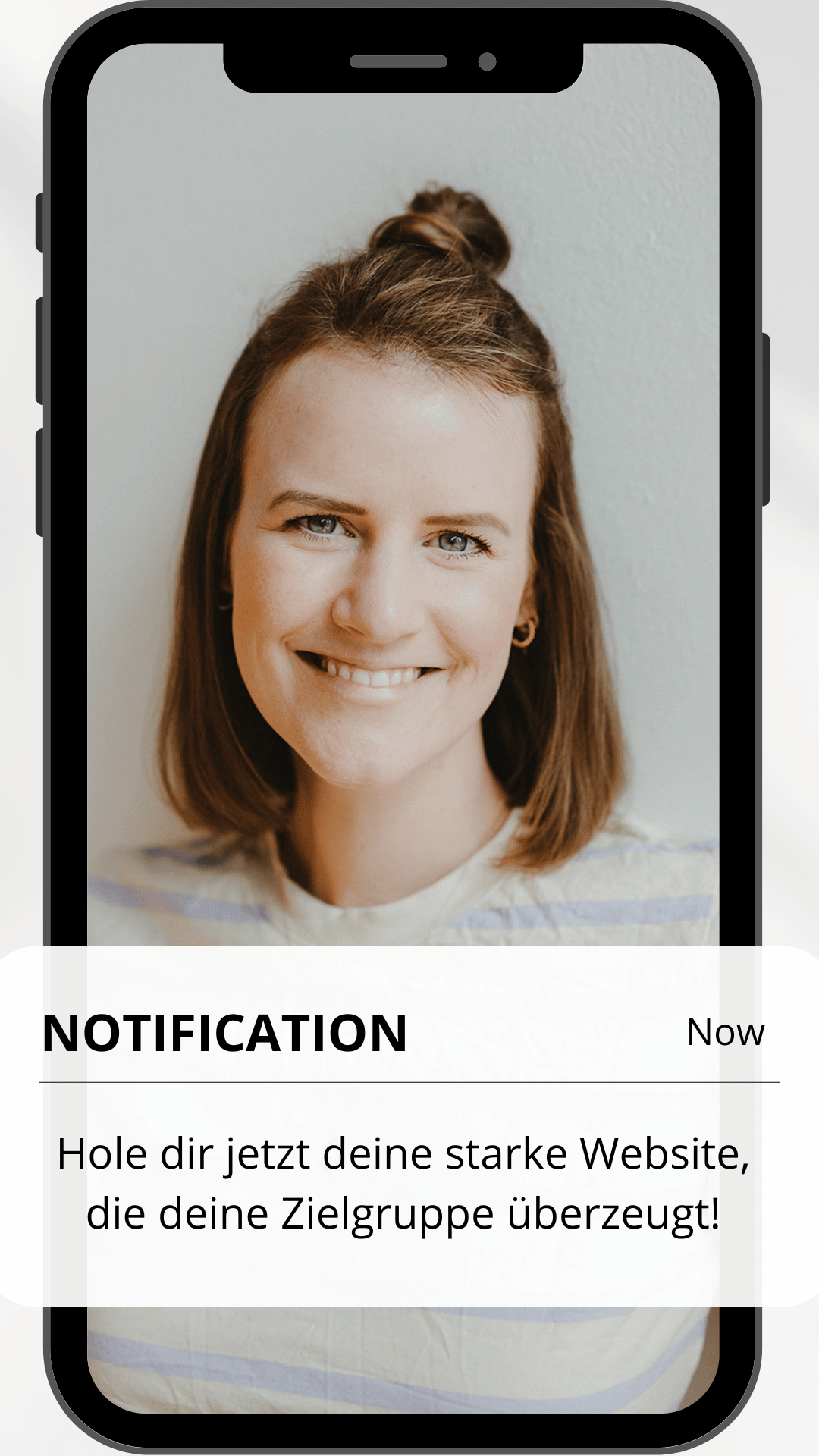 Smartphone Mockup das eine brünette Frau mit lila gelb gestreiftem T-Shirt zeigt, die lächelt.