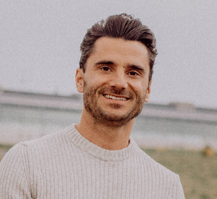 Ramin Waraghai ist Sportwissenschaftler, Personal Trainer und Unternehmer. Er ist unser Experte für gesunde Bewegung.