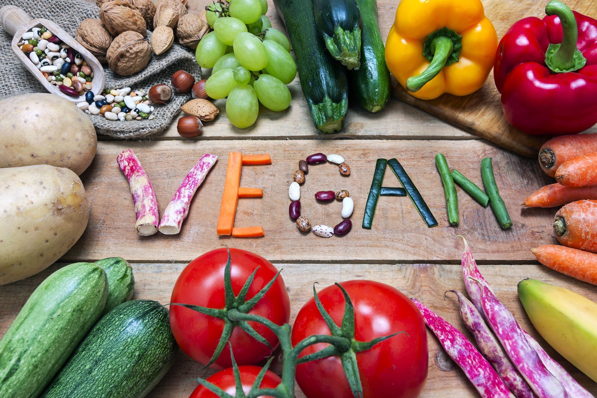 Buchstaben aus Gemüse bilden das Wort vegan
