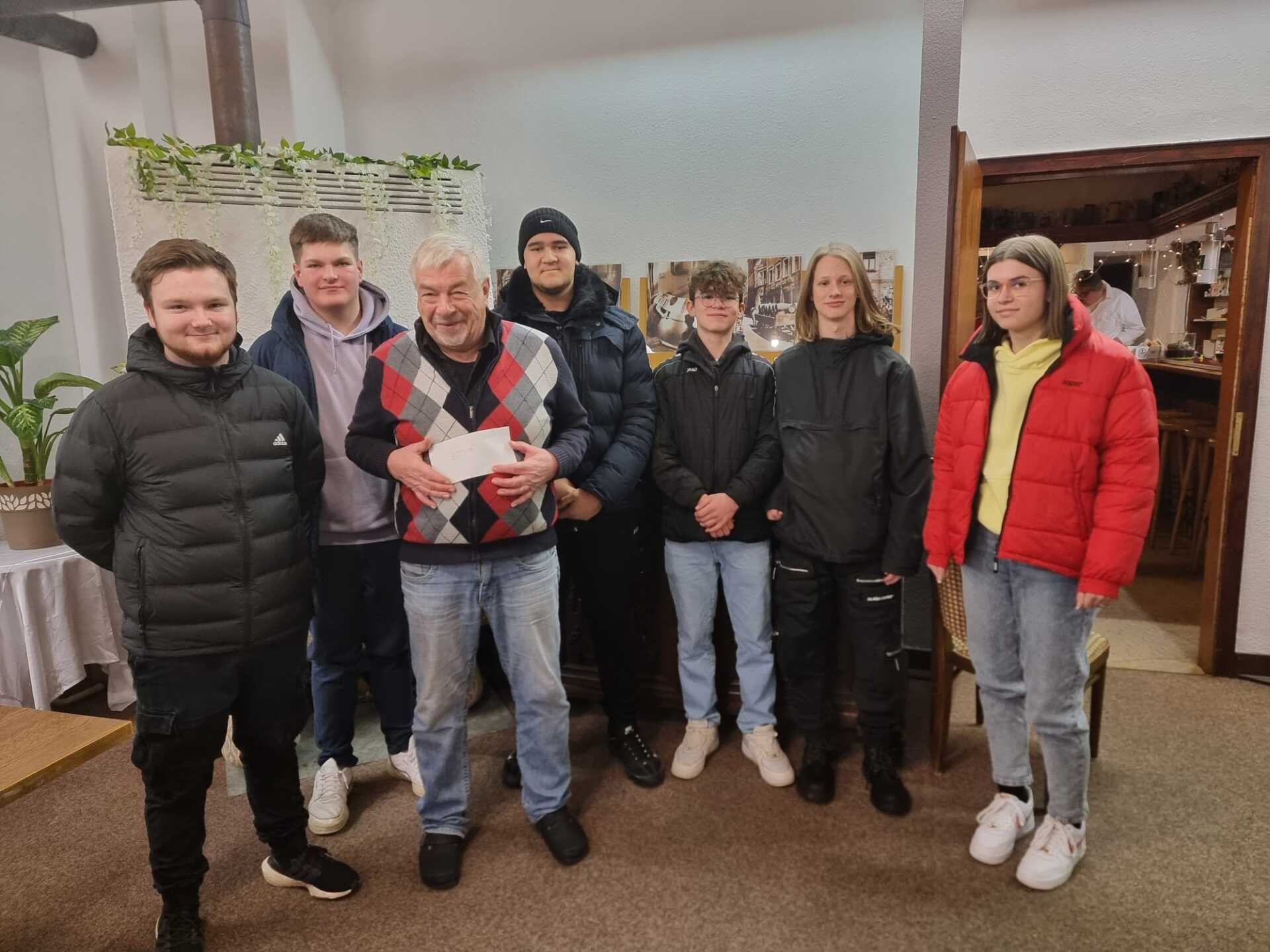 Jugendliche Projekt Mehrzweckspielfeld