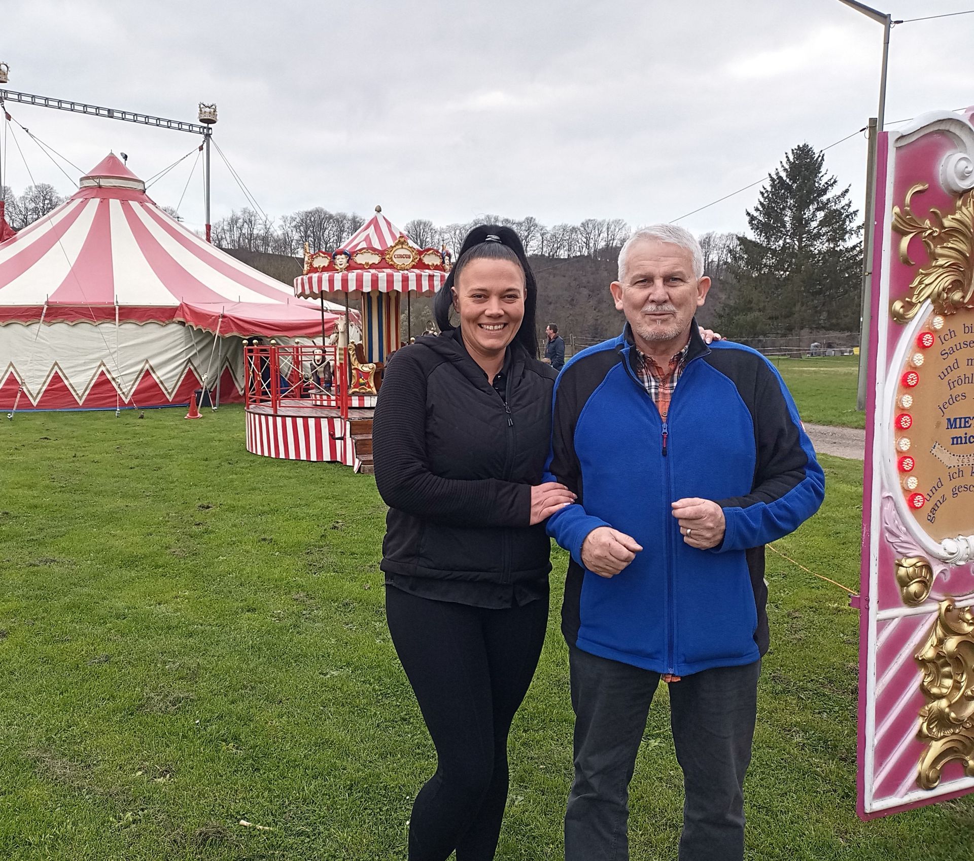 Foto vor dem Zirkuszelt