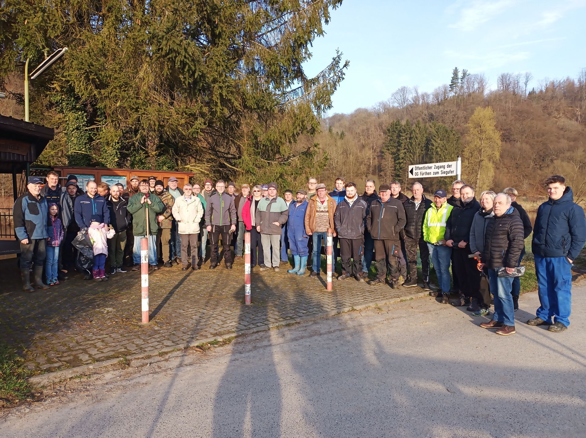 Helfer versammelt an der Fischerhütte