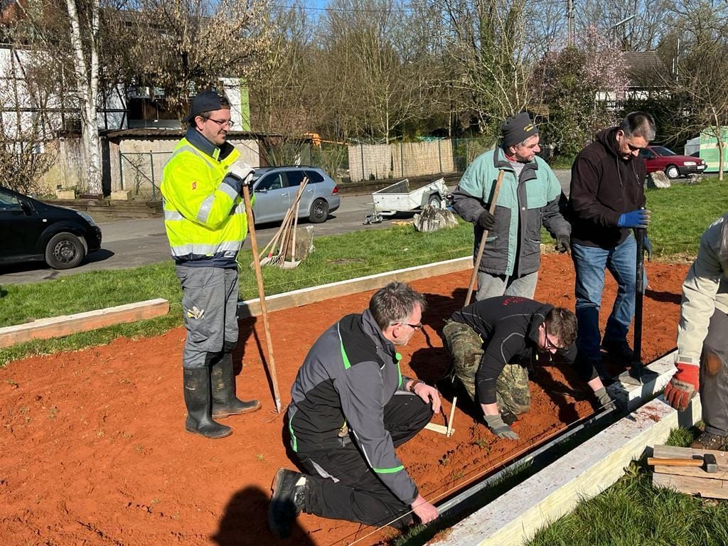 Arbeiten an der Boulebahn