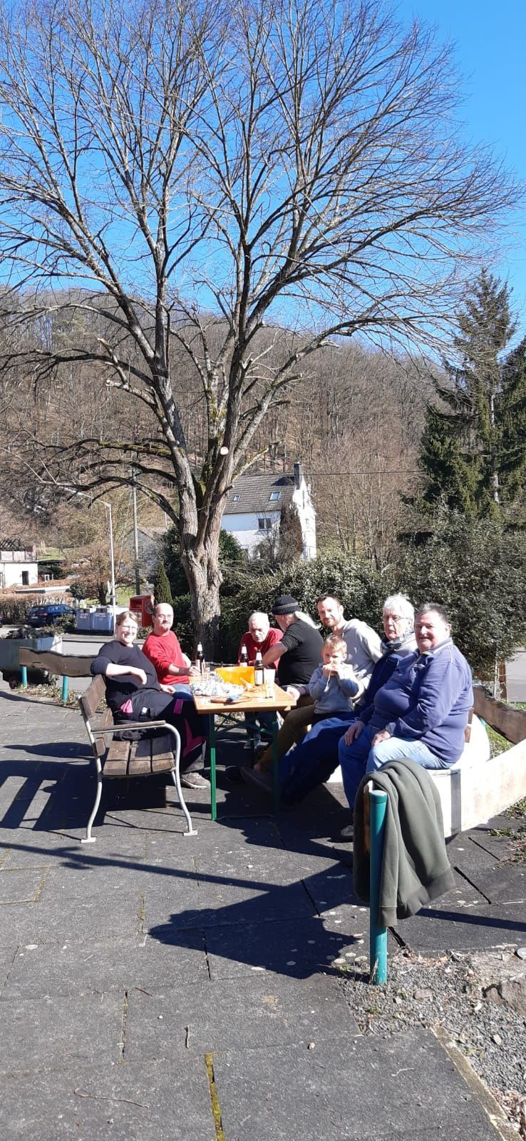 Stärkung am Backes nach dem Sammeln