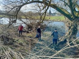 Sammelaktion an der Sieg