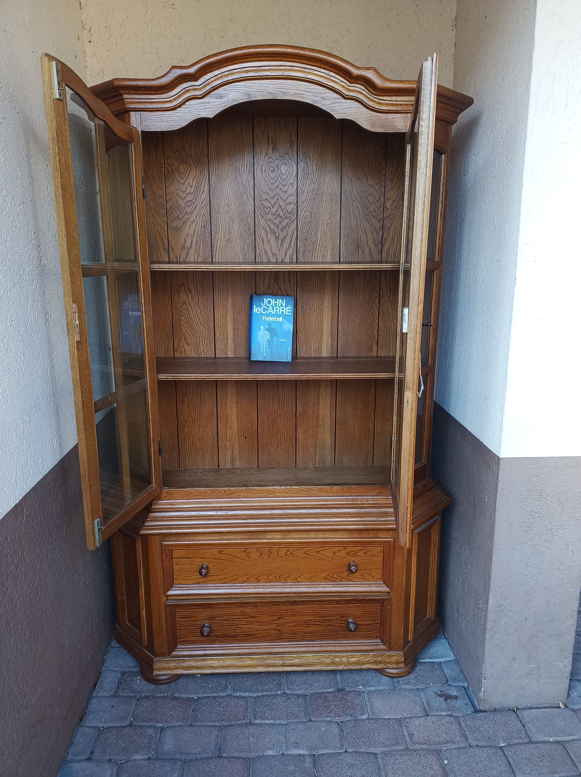 Foto der Büchervitrine