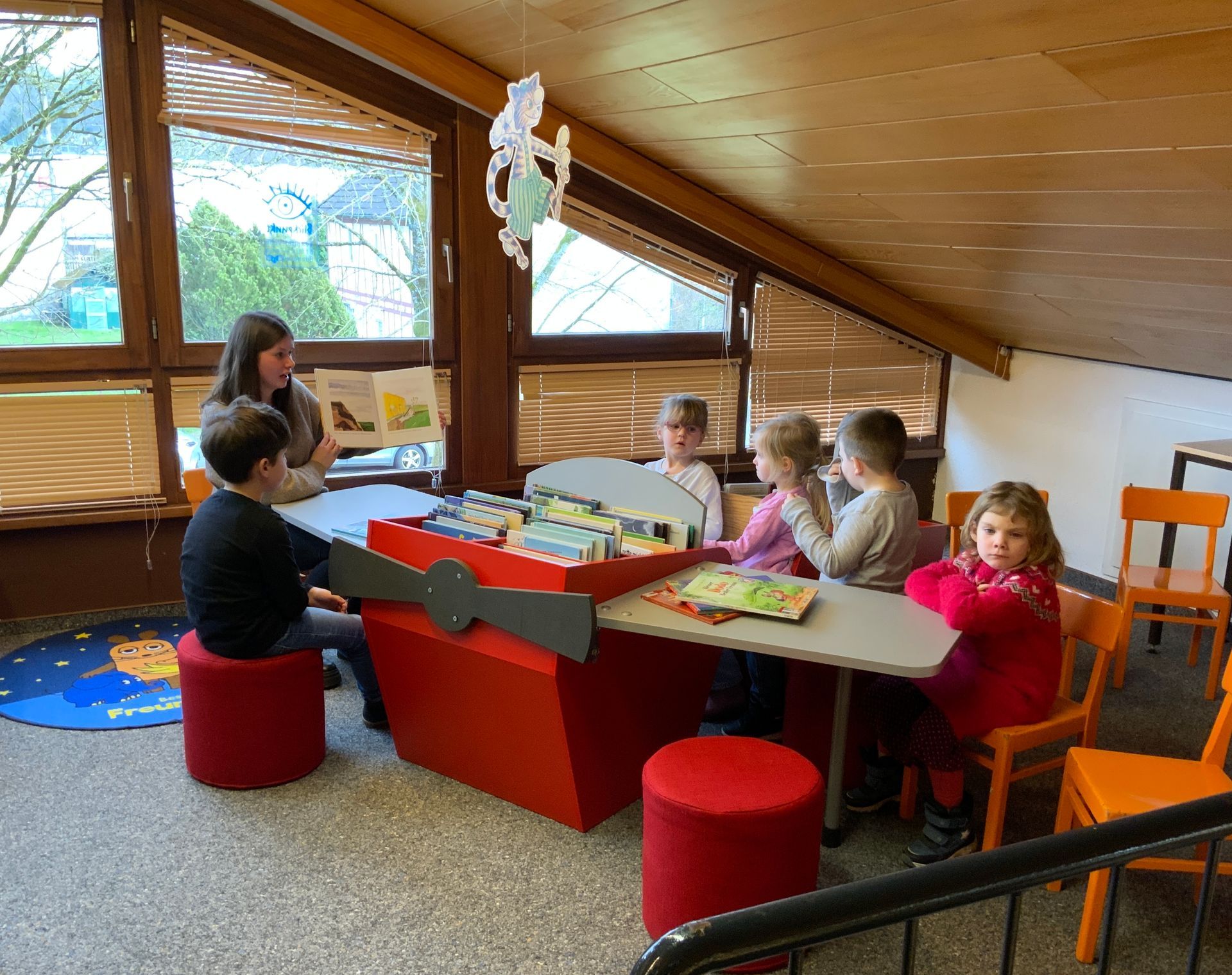 Darja stellt das Buch „Freude“ vor