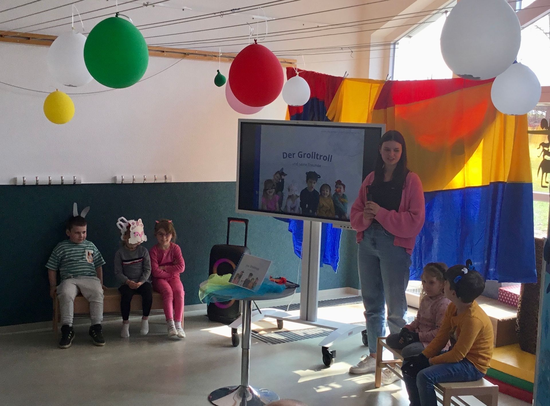 Die Kinder präsentieren ihren Eltern stolz ihr eigenes Buch