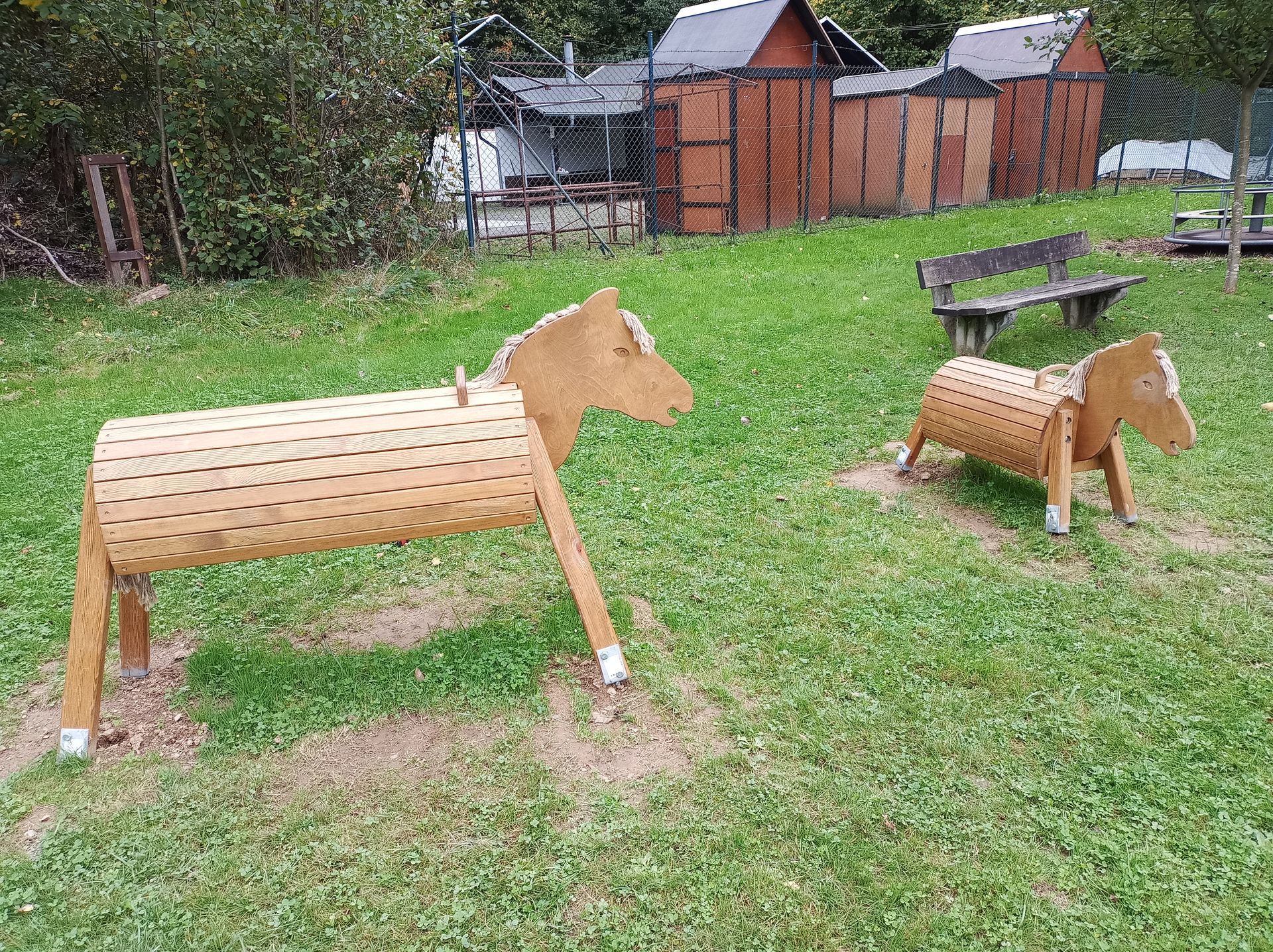 Foto Holzpferde auf dem Spielplatz Opsen