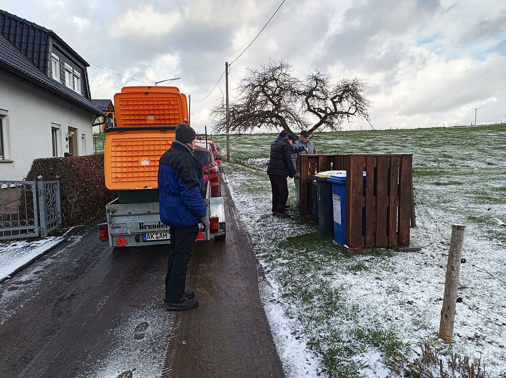 Sandsackkisten werden abgeladen