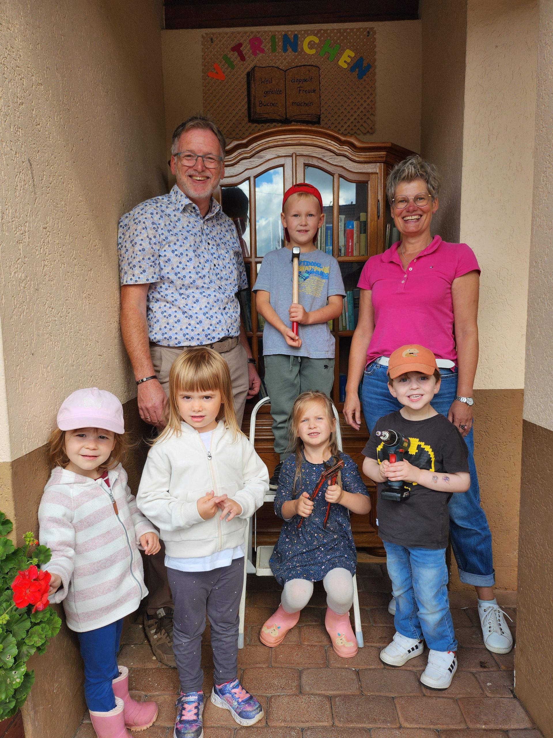 Kinder mit der Netzwerkerin Tanja Seelbach und dem 1. Beigeordneten Bernd Brenner