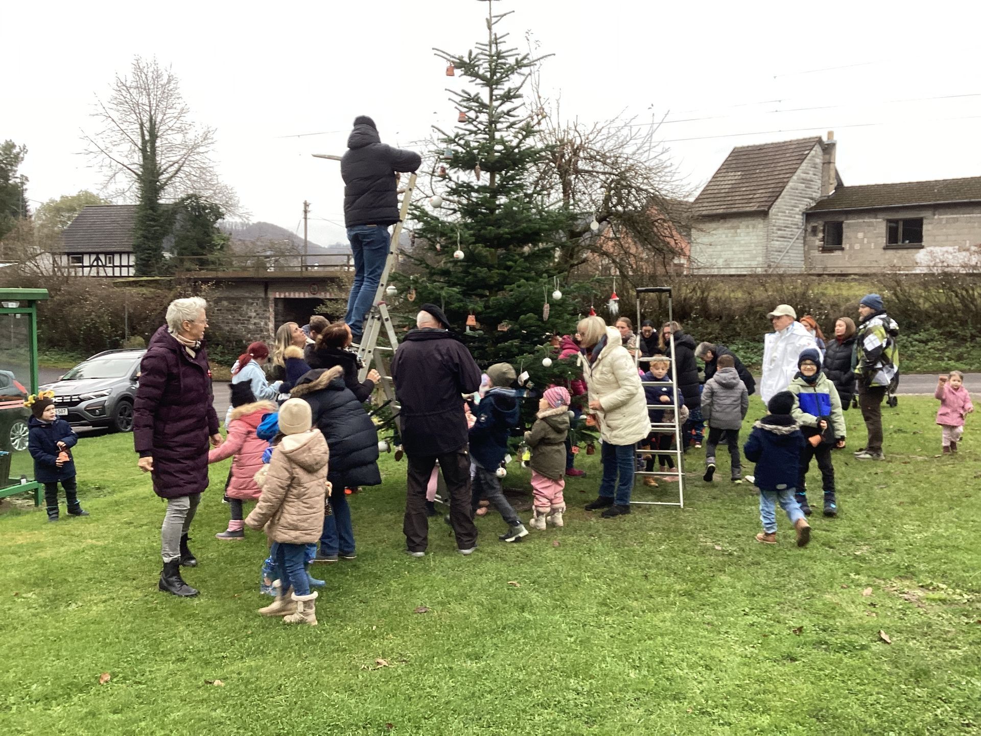 gemeinsames Weihnachtsbaumschmücken am Backes in Opperzau