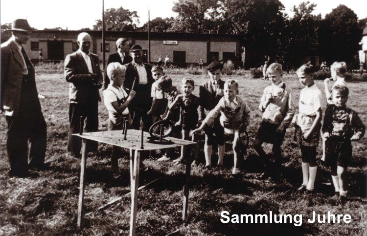 Schulklasse vor Bahnhofsgebäude Glinde