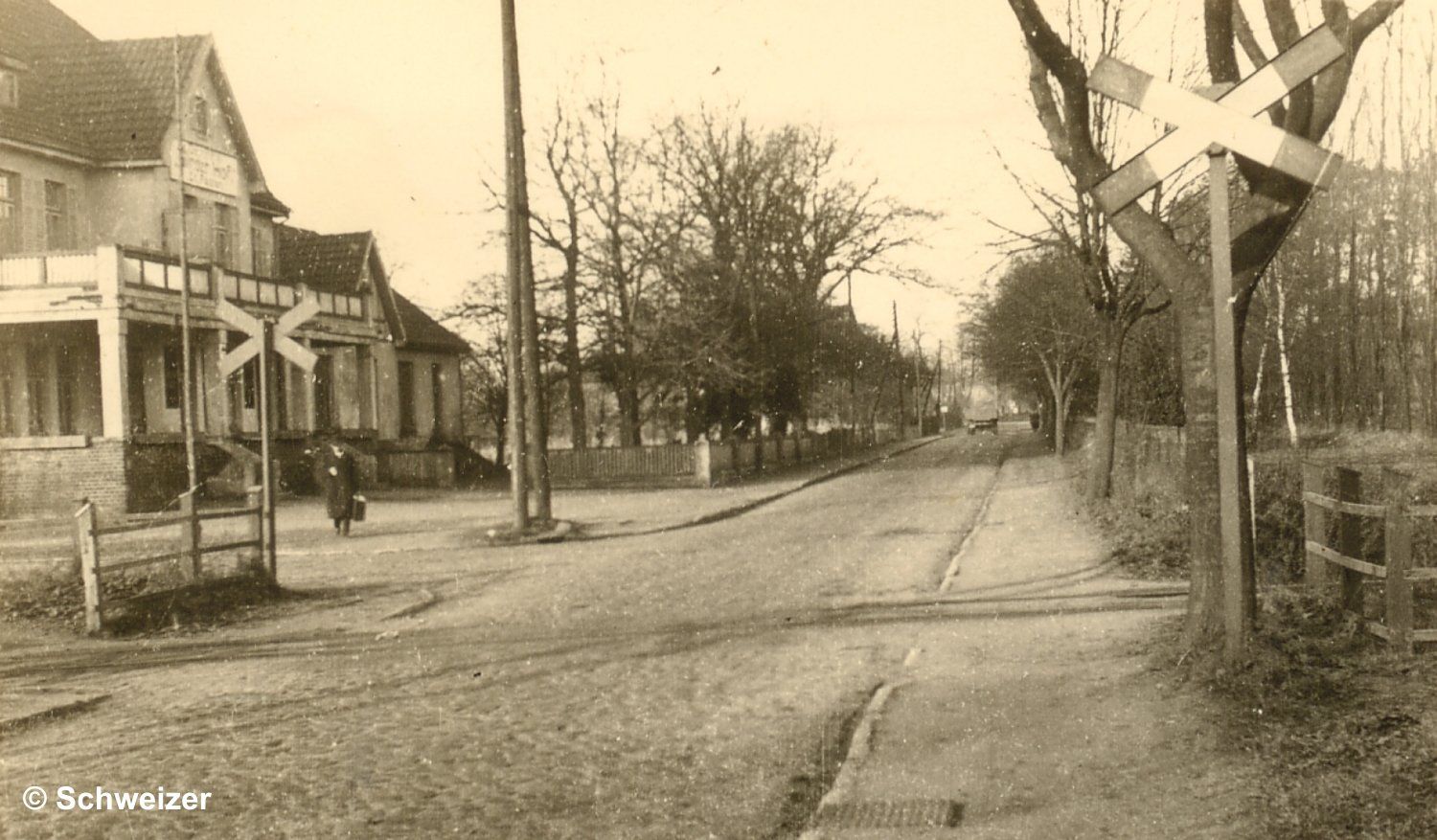 Bahnhofstraße in Glinde mit BÜ