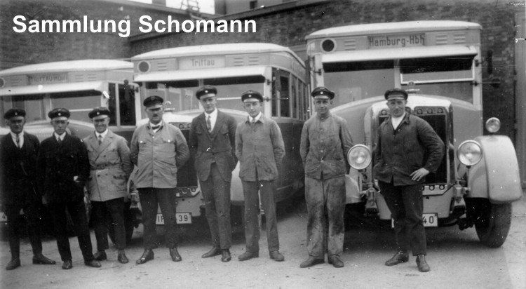 Busfahrer vor Fahrzeug