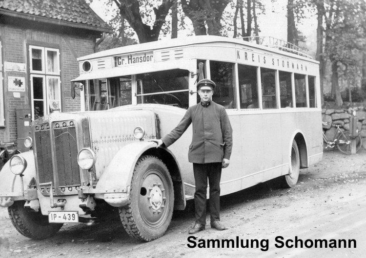 Busfahrer vor Fahrzeug
