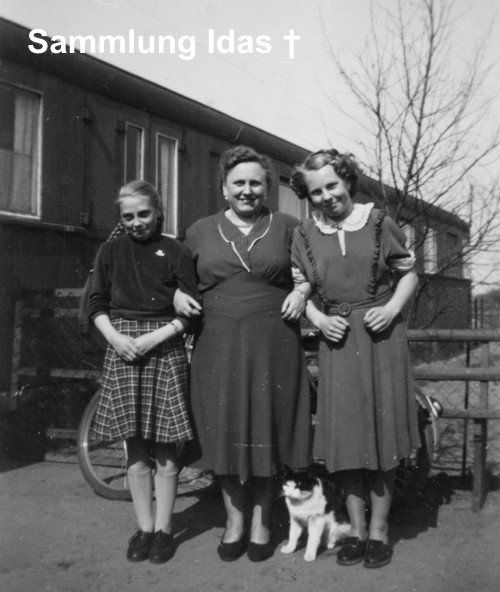 Flüchtlinge in Willinghusen vor dem Waggon