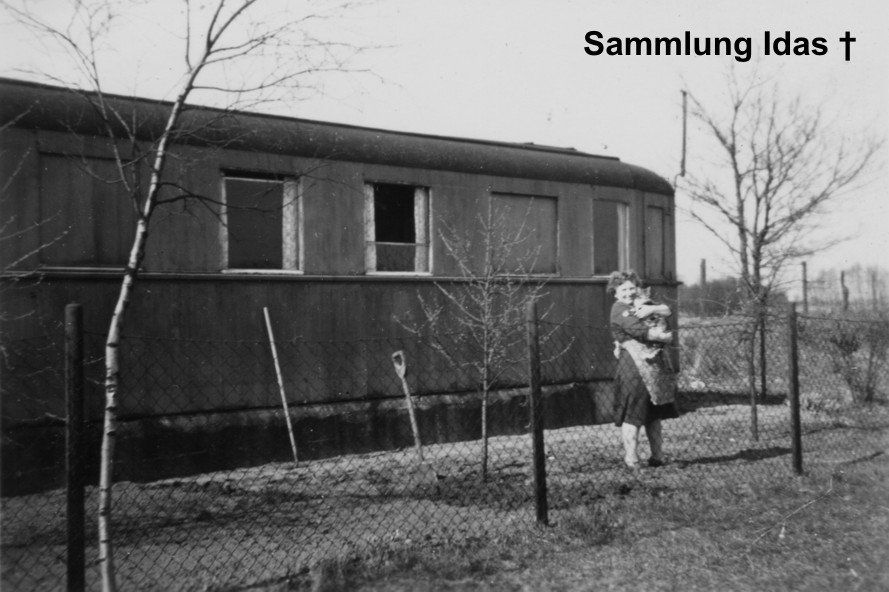 Flüchtling in Willinghusen vor dem Waggon