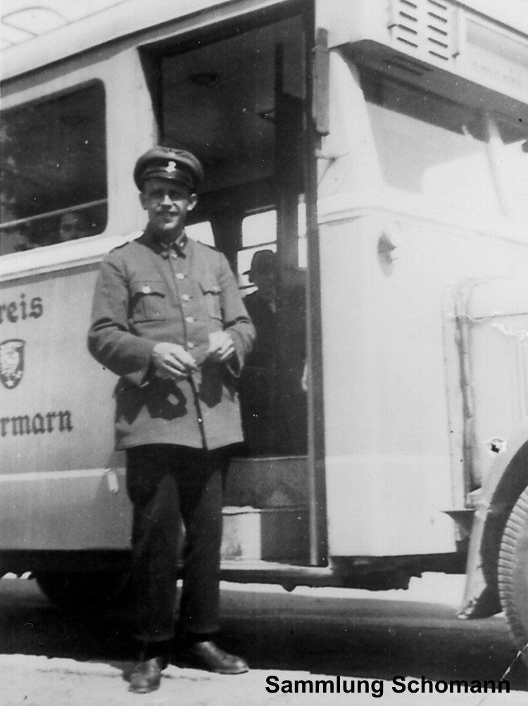 Busfahrer vor Fahrzeug
