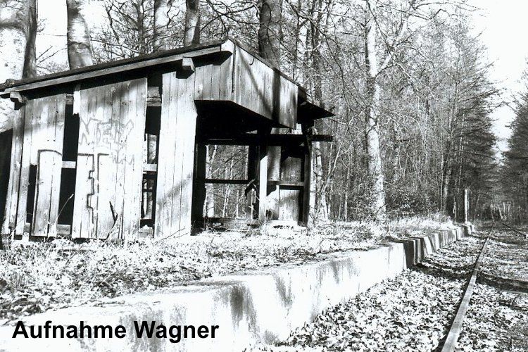 Gebäude 46 Bahnsteig mit Wartehäuschen 1998