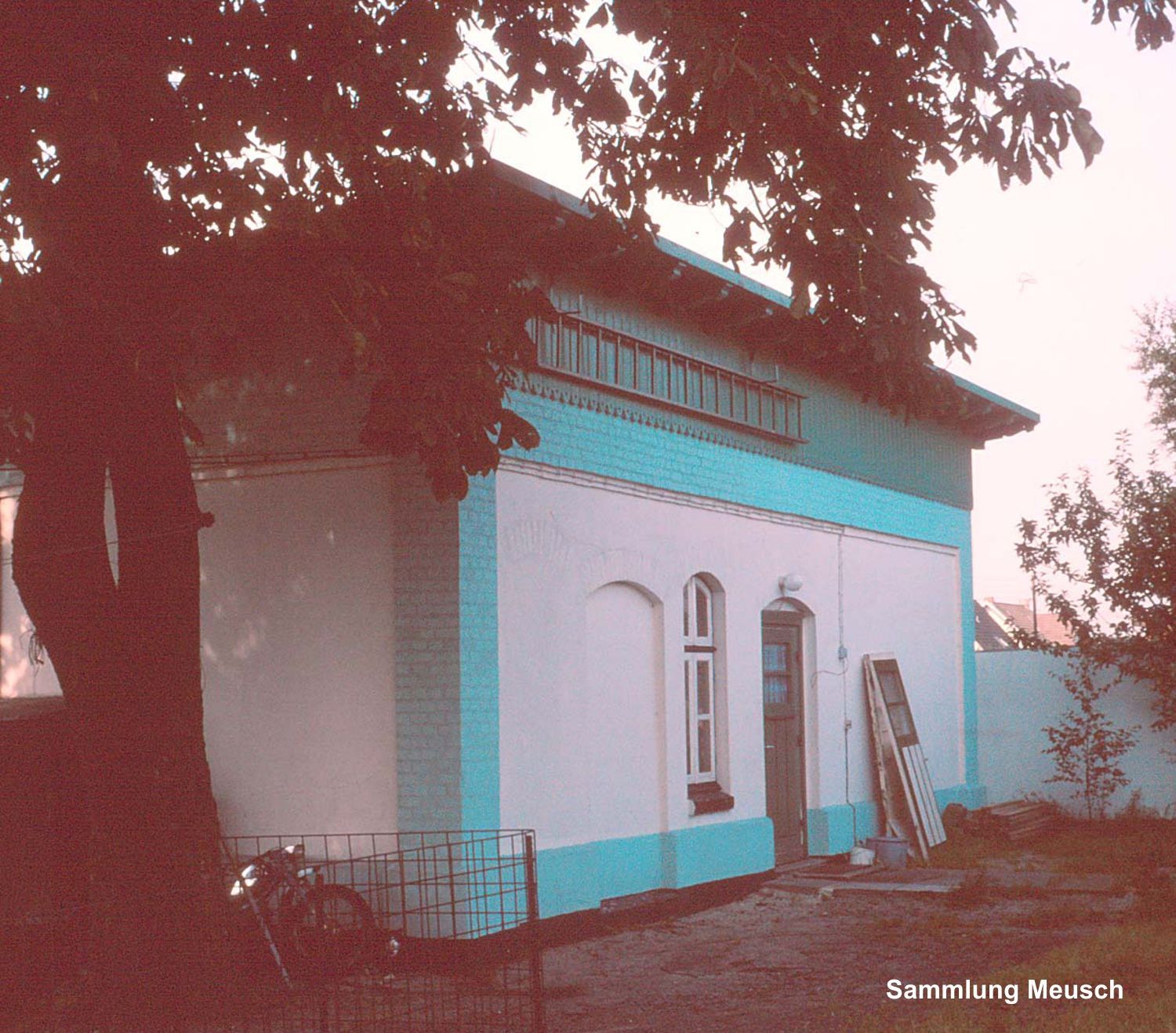 Das Stationsgebäude 1979 in neuen Anstrich