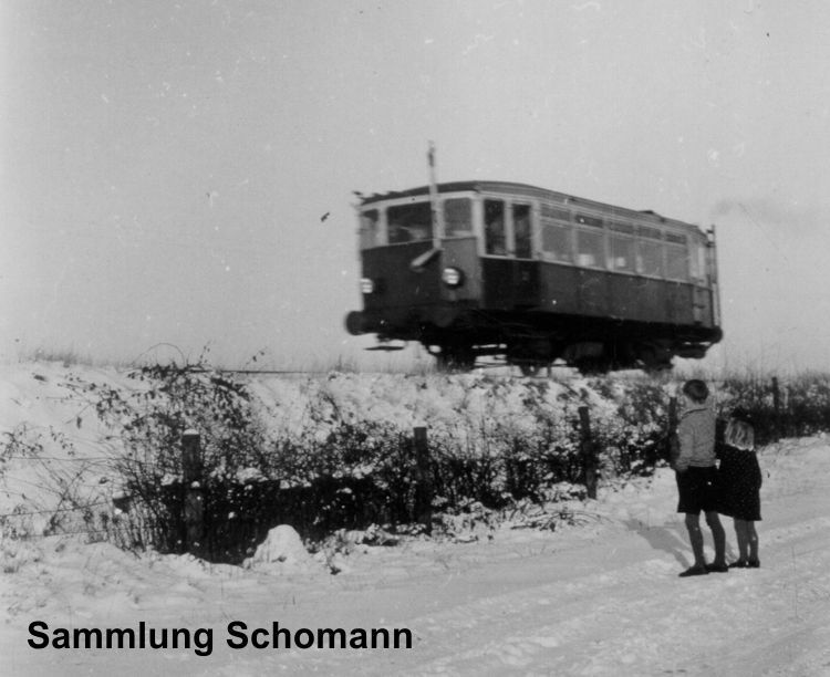 Triebwagen vor der alten Schule