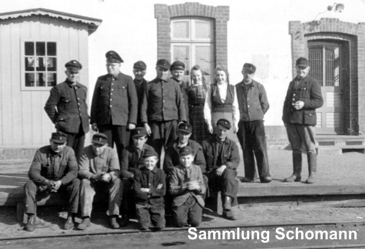 Bahnpersonal vor EG Bhf Trittau