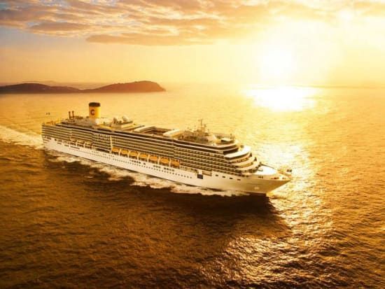 Costa Deliziosa auf hoher See zum Sonnenuntergang Costa Deliziosa auf hoher See zum Sonnenuntergang