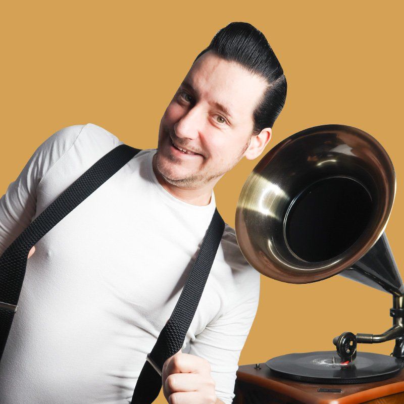 DJ Preston der Motor bei Radio Preston Air DJ Preston neben seinem Gramophone