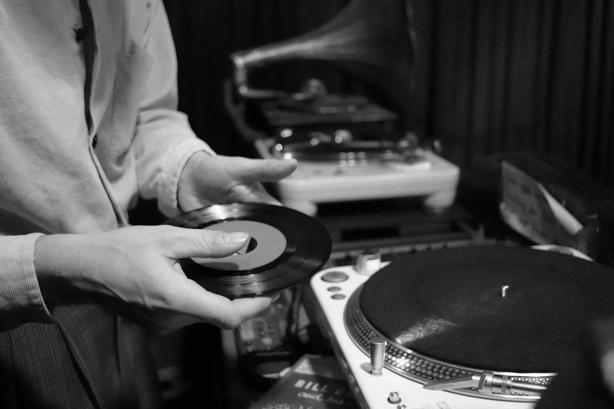 Vorsichtig legt Mathis die nächste Single auf den Plattenspieler. Vorsichtig legt Mathis die nächste Single auf den Plattenspieler.