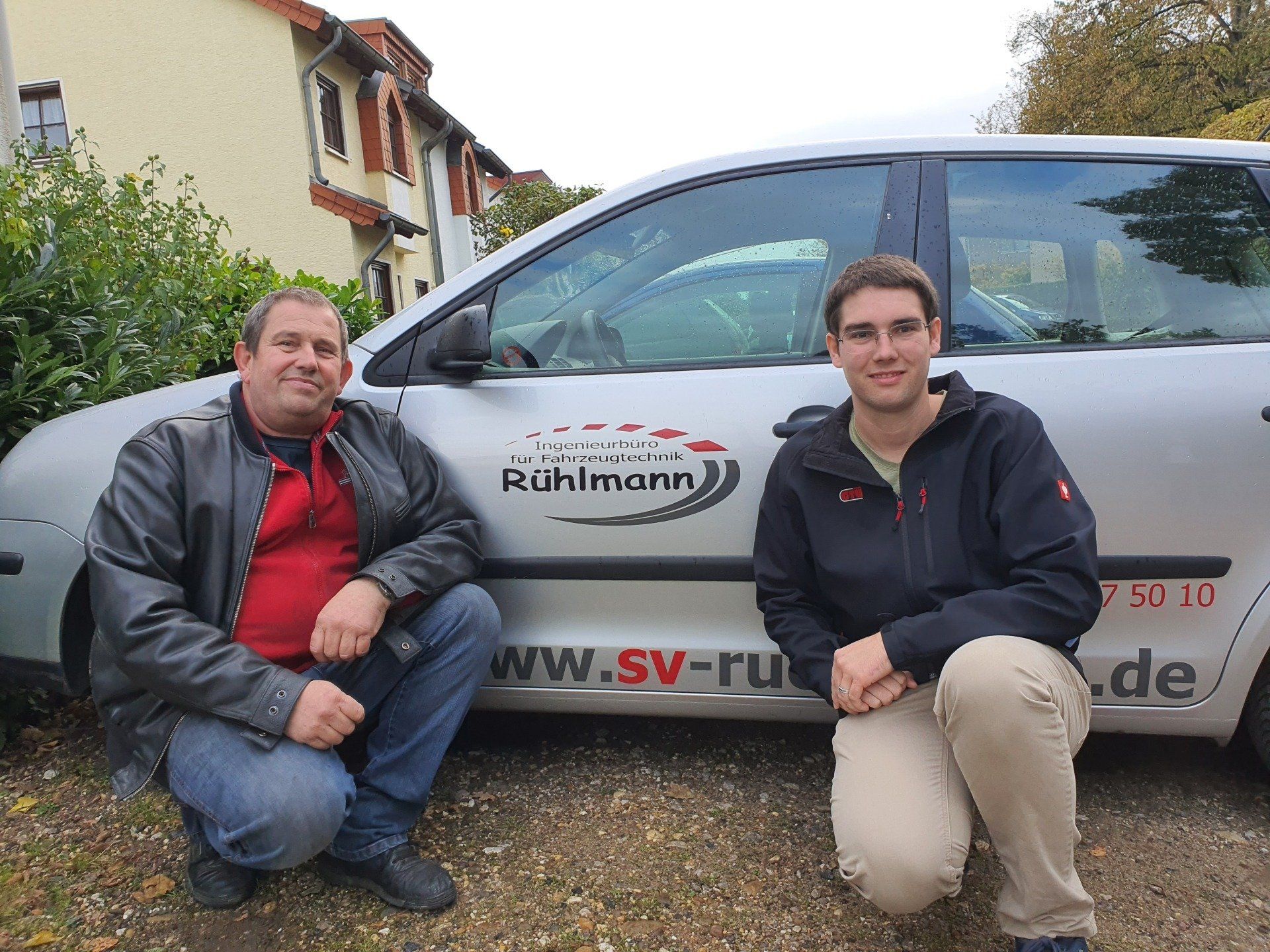 Das Team vor einem Auto