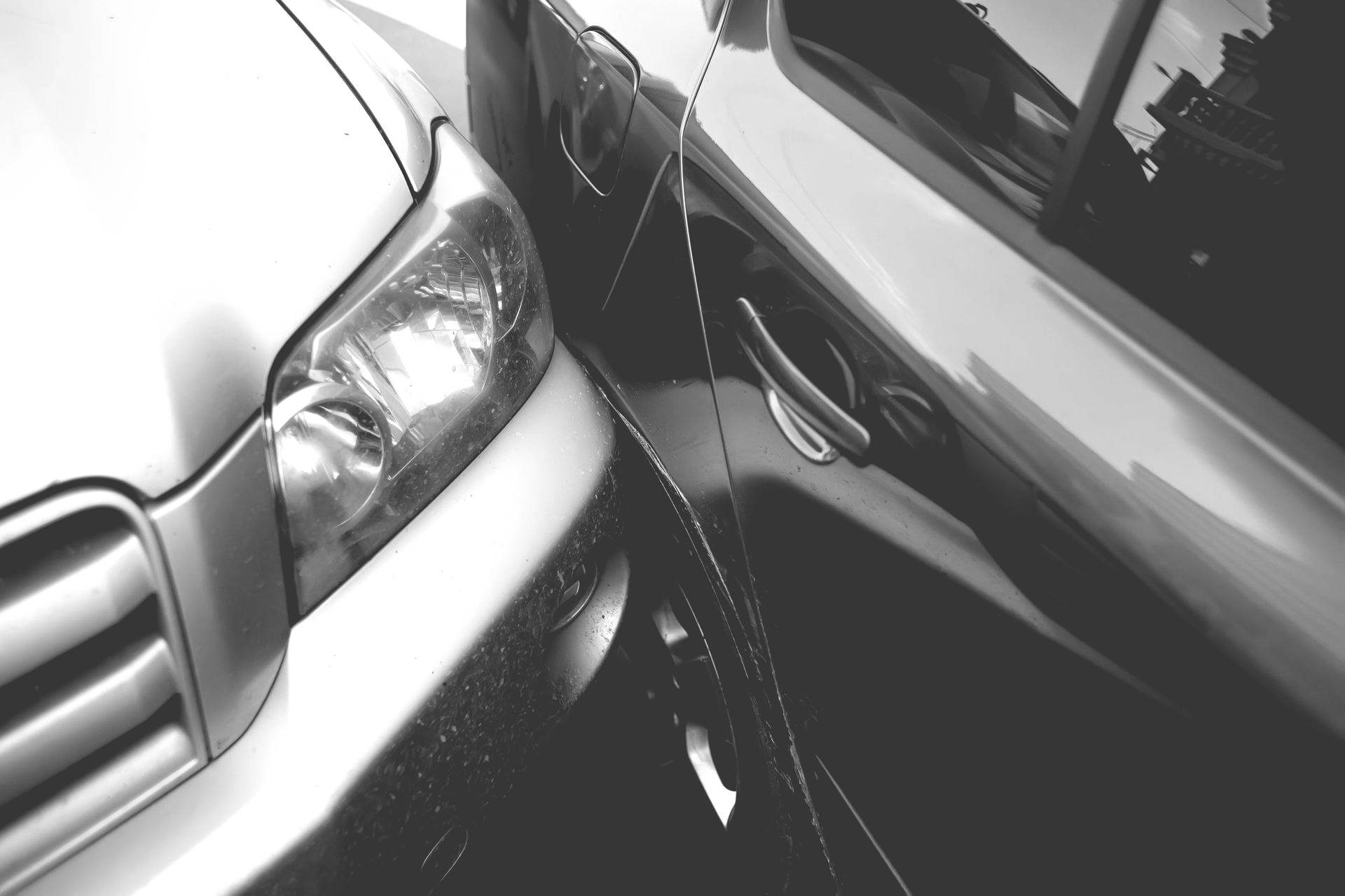 Zwei Autos sind an den Türen zusammengestoßen