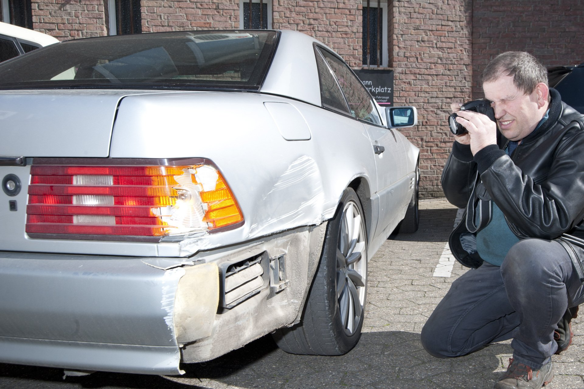 Mercedes R129 mit Schaden hinten rechts wird Fotografiert
