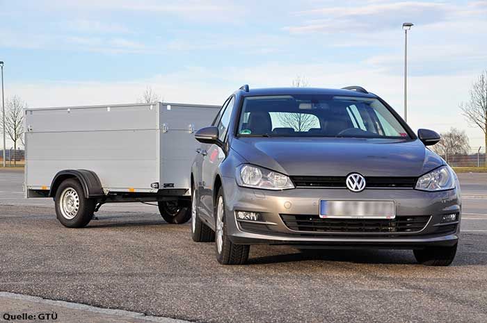 Auto mit Anhänger