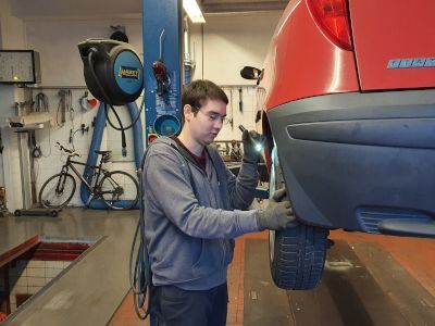 Auto auf Hebebühne wird Geprüft