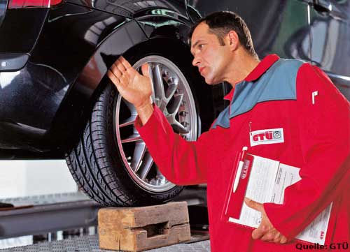 Auto auf Hebebühne wird Geprüft