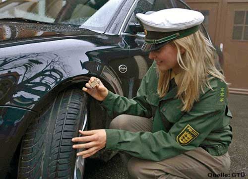 Polizistin prüft die Profiltiefe
