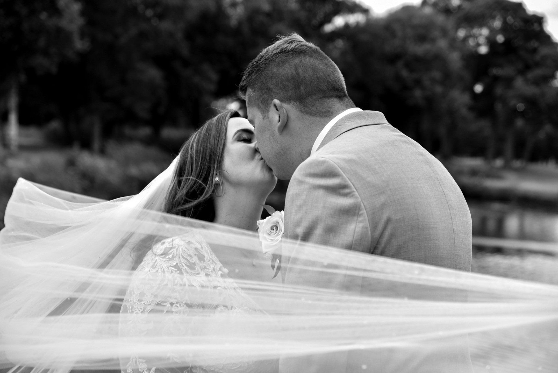 Man & Wife kiss