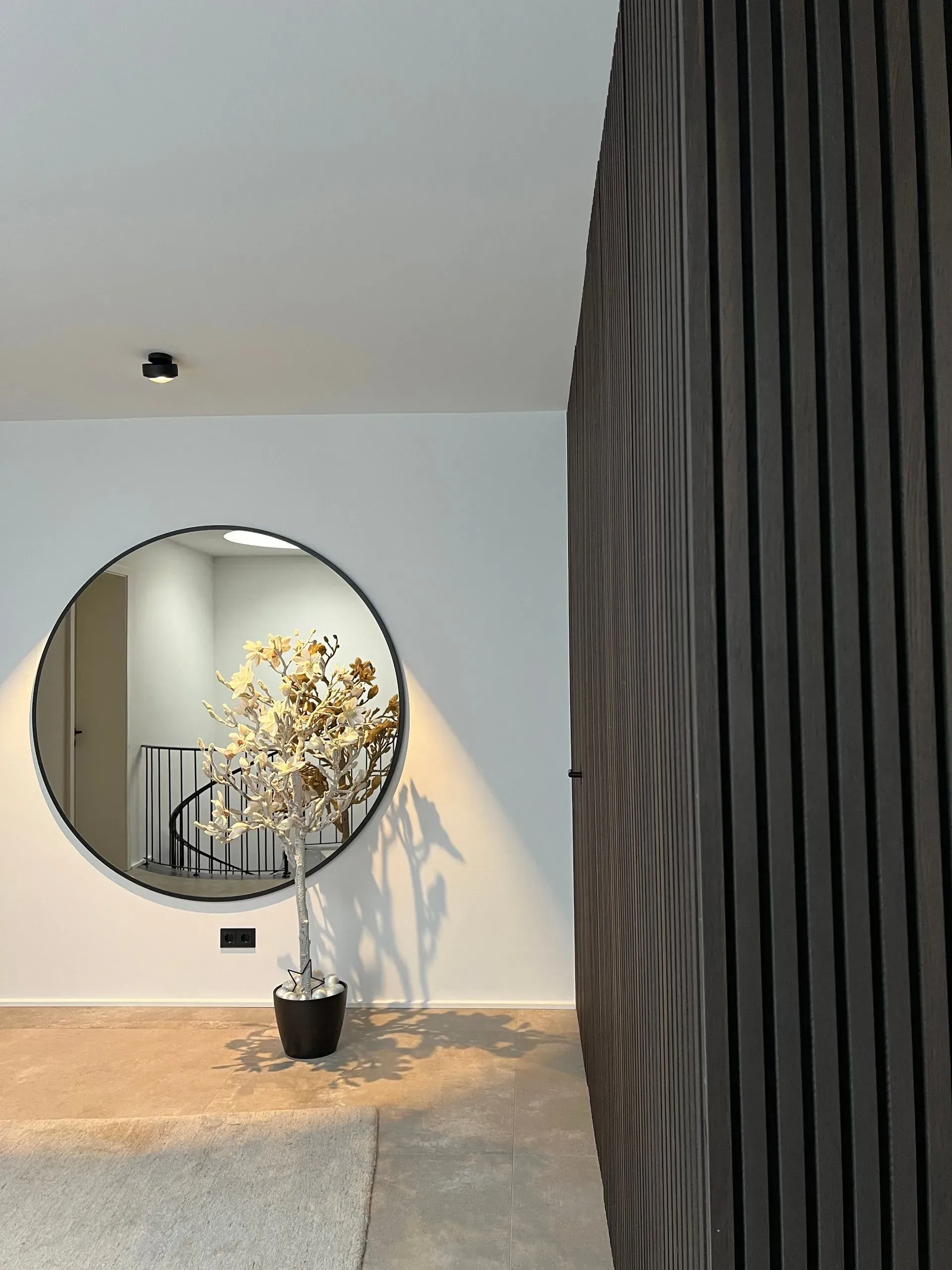 Akzentwand und Spiegel