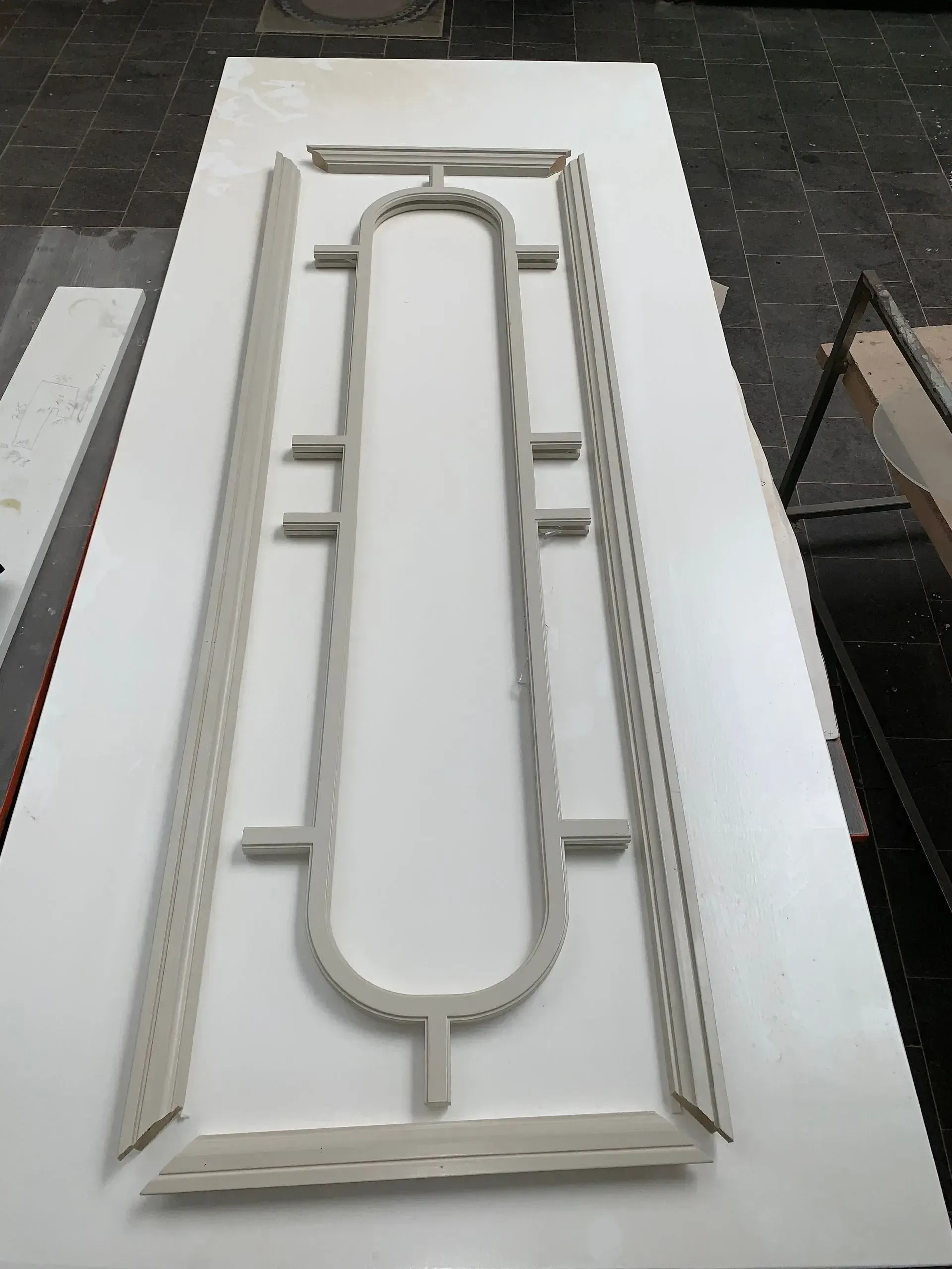 Bühnenbild Türen im Aufbau