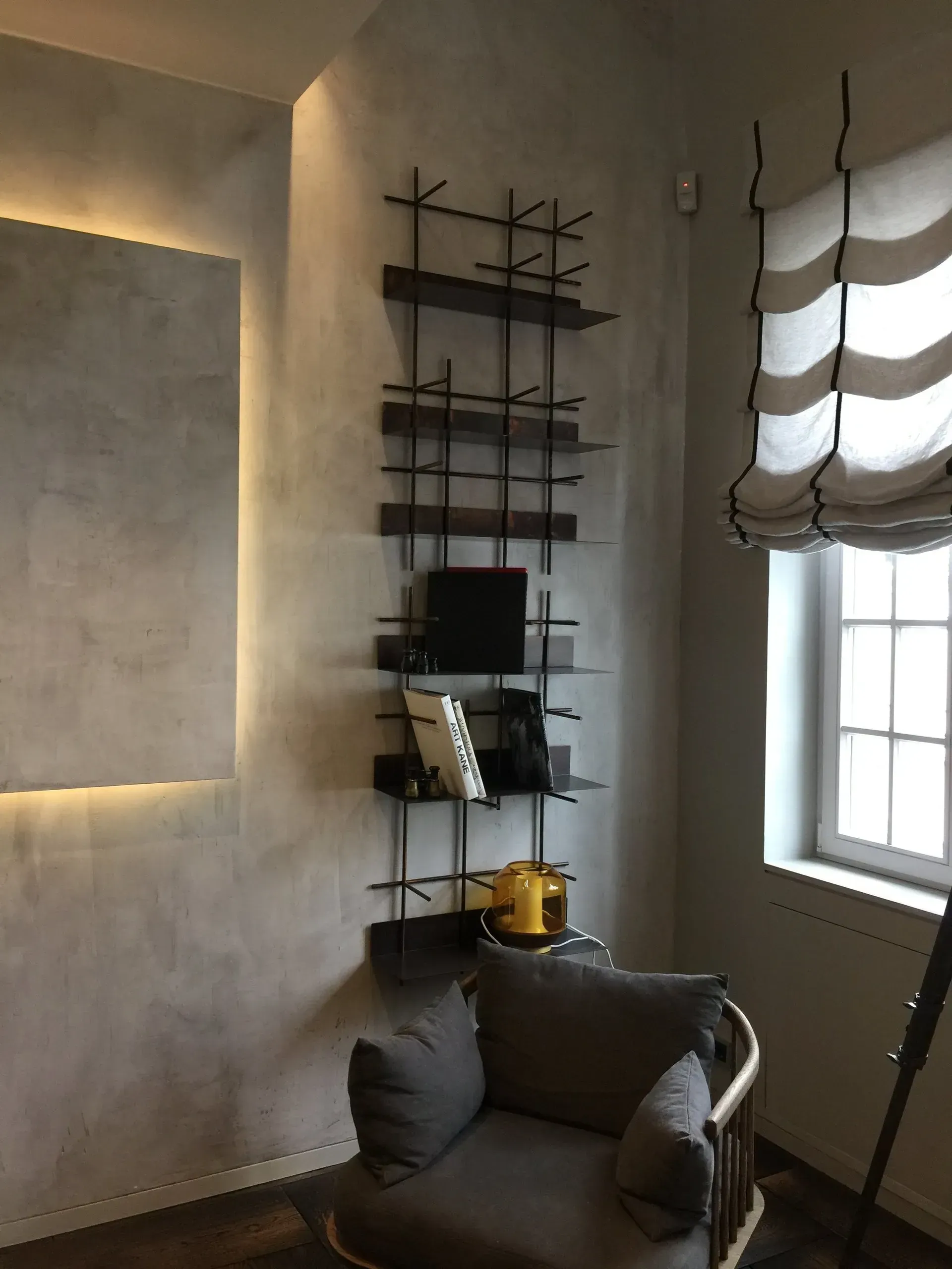 Sessel mit einem Regal dahinter