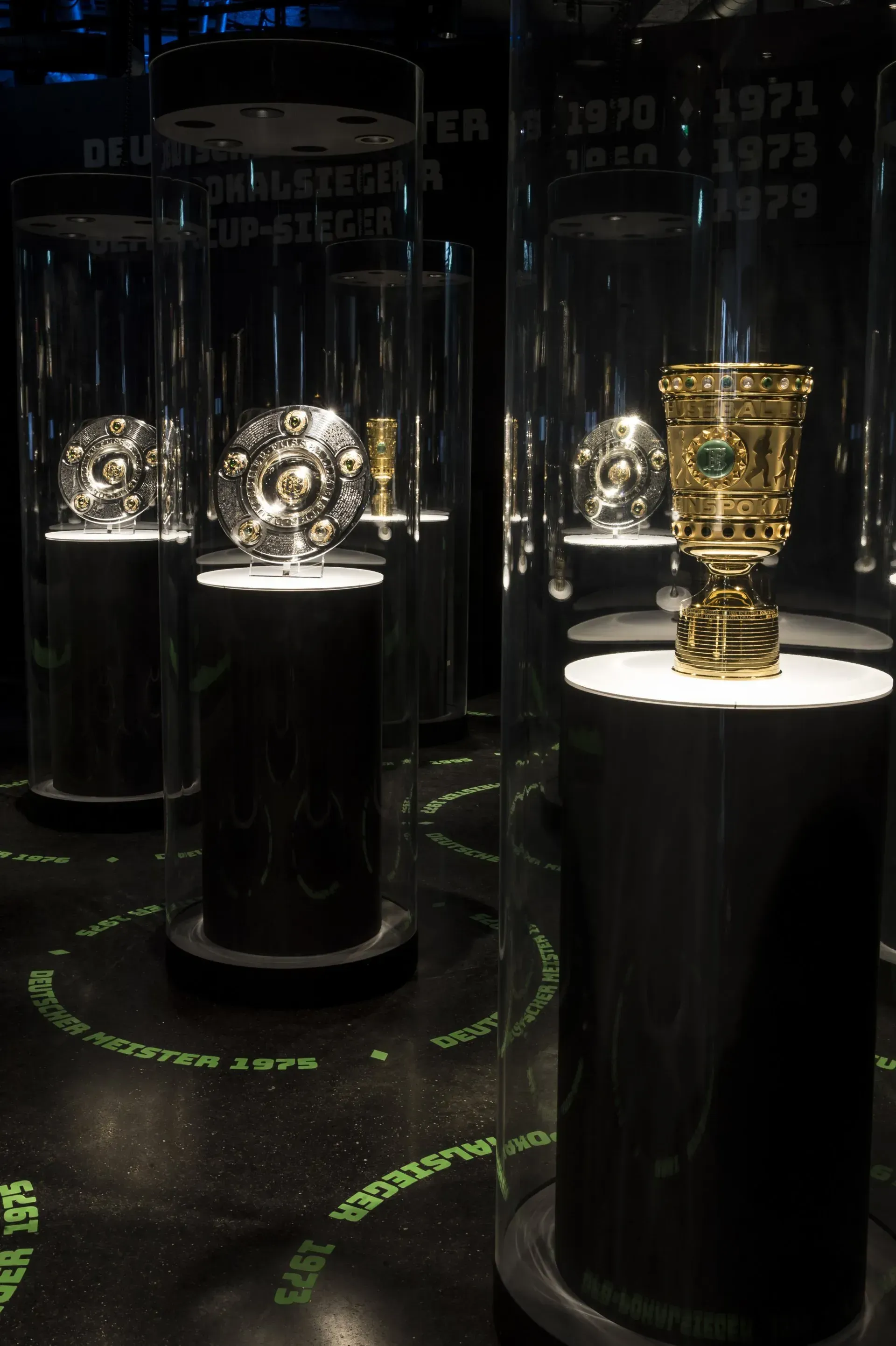 Pokale in Vitrine, Schatzkammer