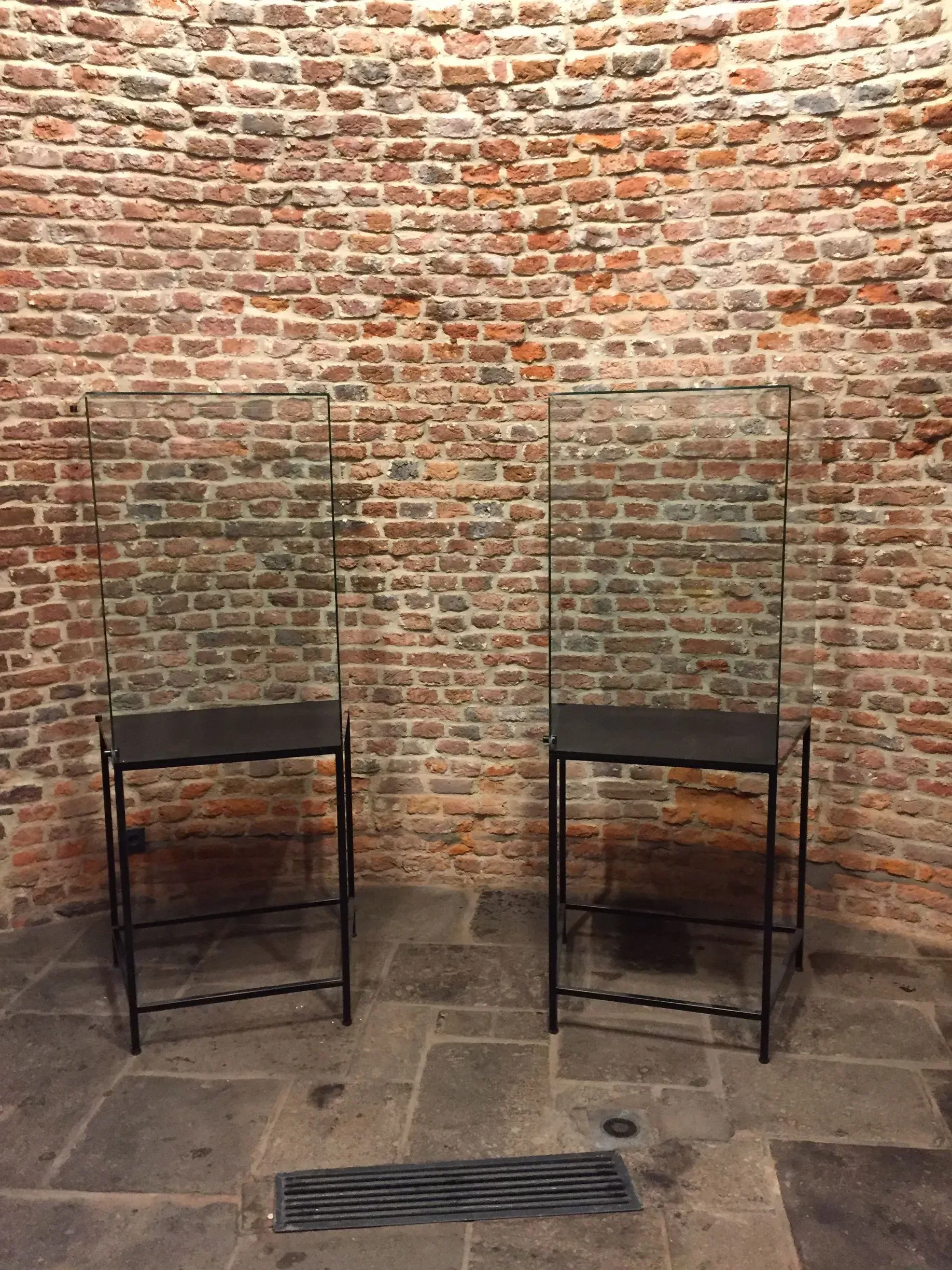 Glas-Metall-Vitrinen frontal