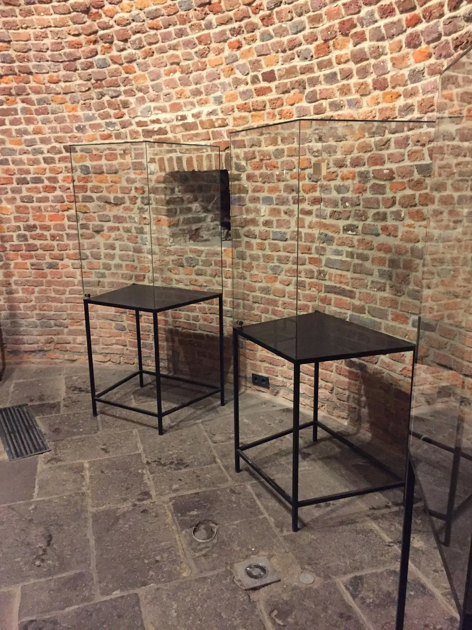 Glas-Metall-Vitrinen seitlich