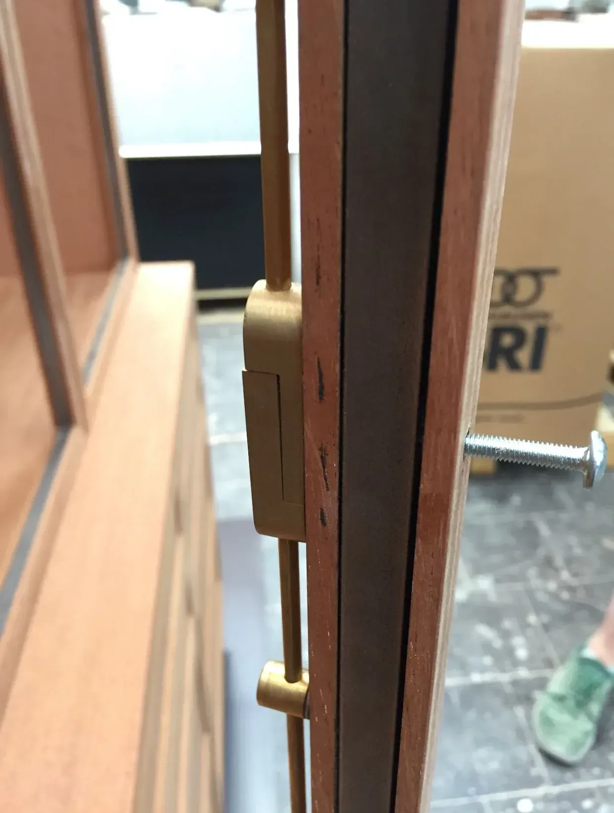 Holzelement mit Messing Stange