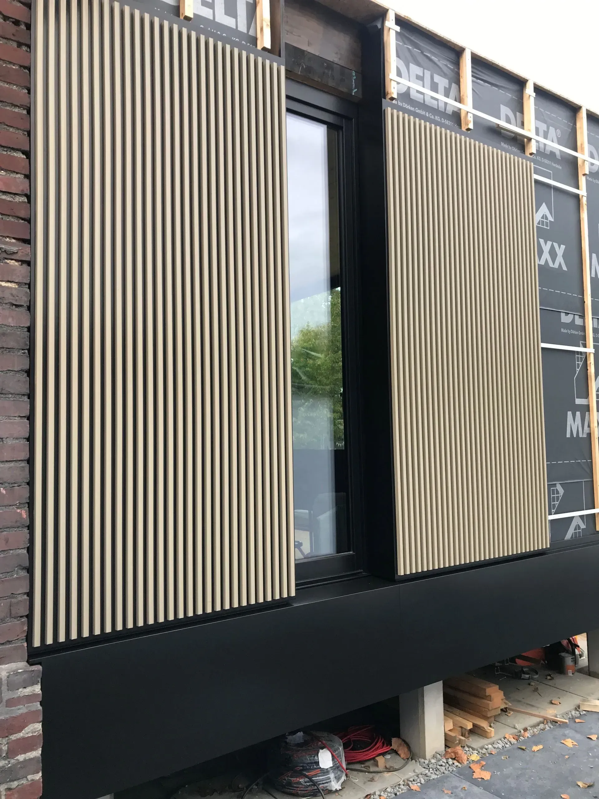 Holzelement auf Außenwand