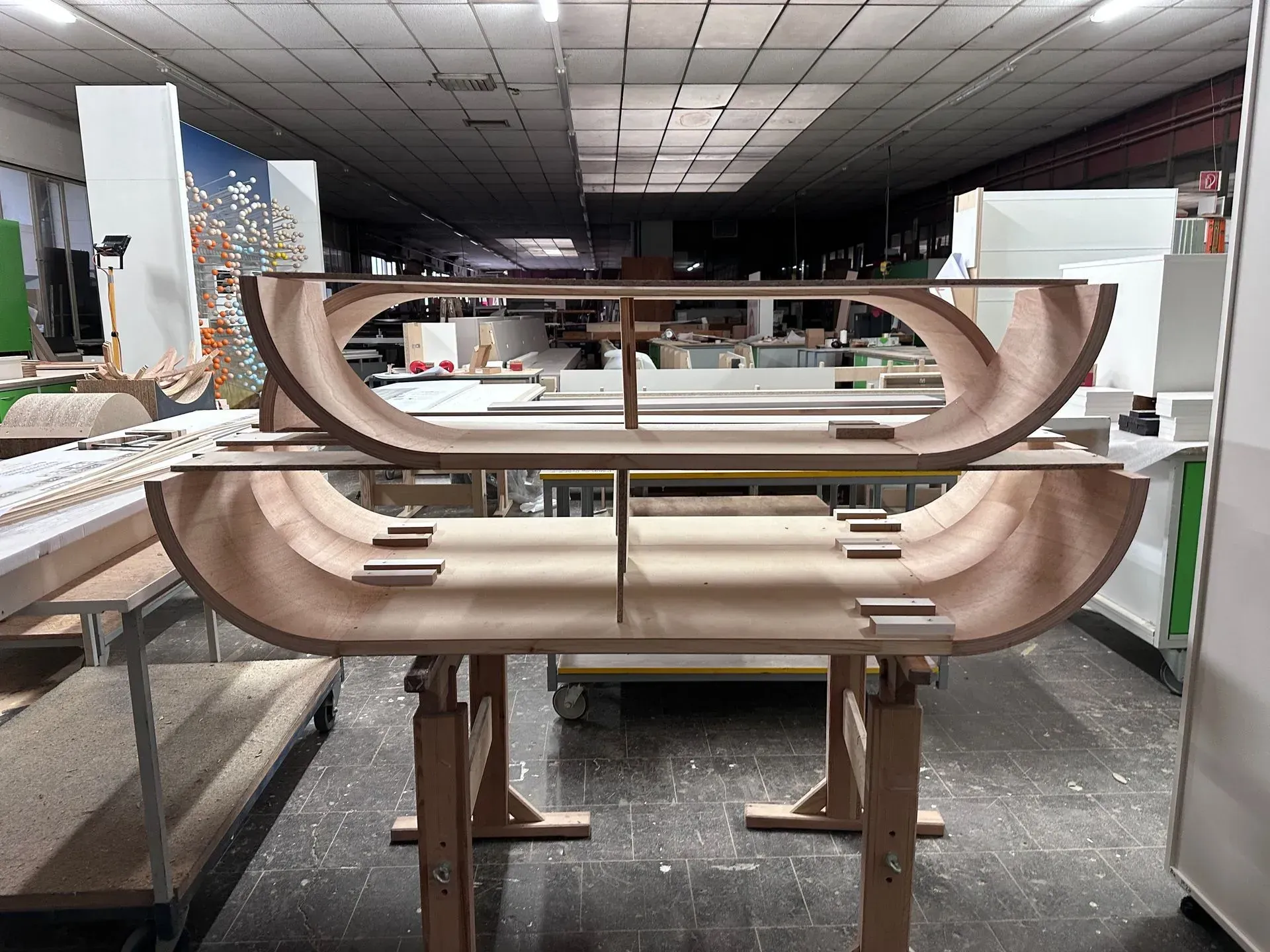 geschwungene Holzelemente in der Erstellung